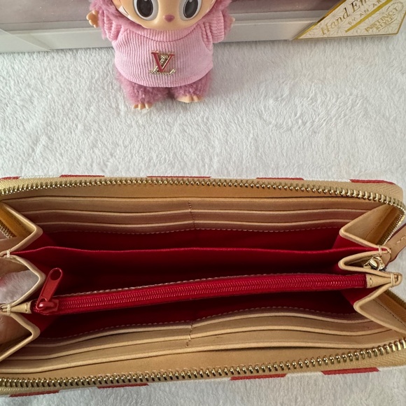 Dooney & Bourke Chevron Large Zip Around Wallet Clutch Wristlet. - Picture 4 of 10